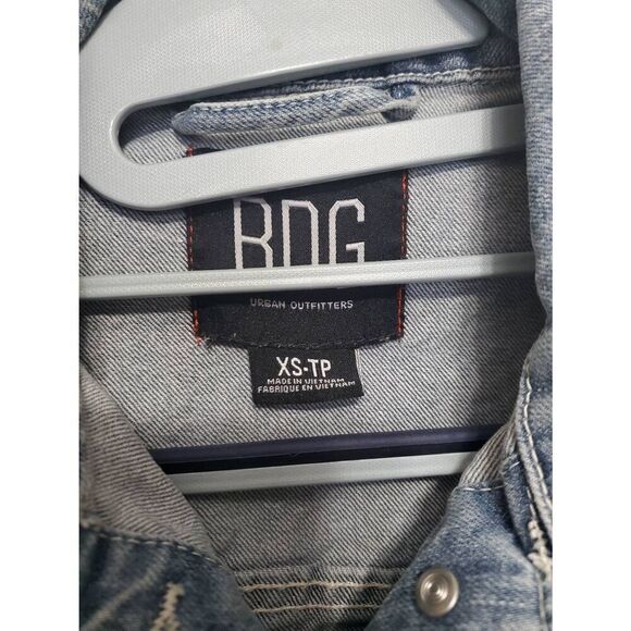 BDG Oversized Women's Denim Trucker Jean Jacket Light Wash Button Front - Picture 2 of 9